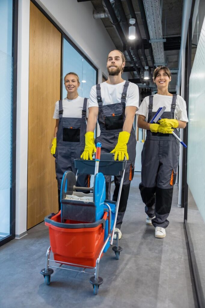 equipo limpieza caminando corredor oficina equipos limpieja 259150 85093