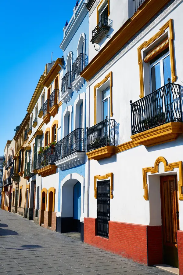 fachadas andalucía españa de sevilla del barrio hispano de triana 80870811